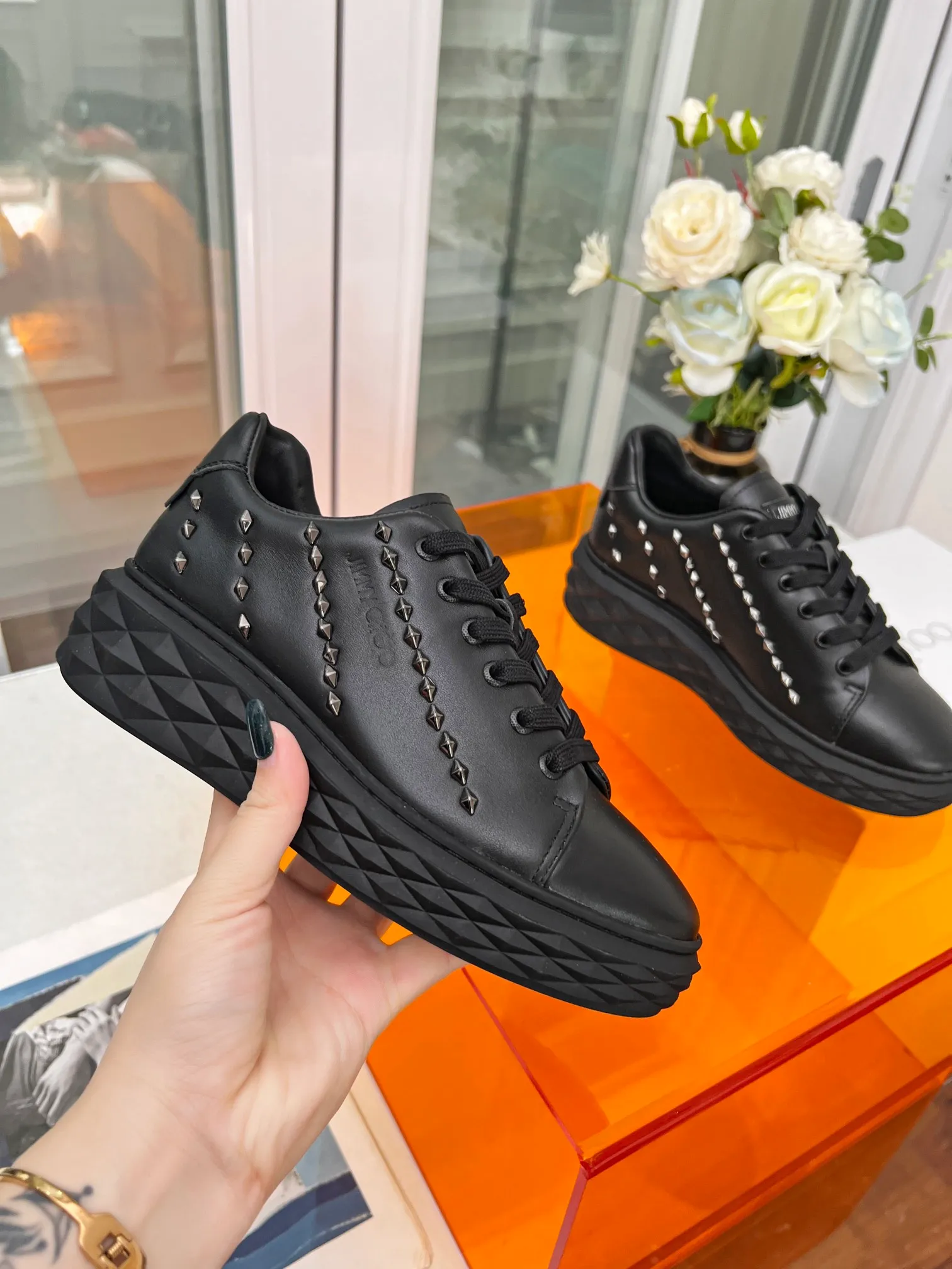 👟👟Ex-factory price 640👟👟 (rivet) Jimmy choo Jimmy Choo 2024 spring and summer Jc new Diamond A new series of sports shoes🔥The uppers are made of original imported cowhide with rivet embellishments🎵The soles are made of brand elements to prevent diamond multi-faceted cutting and have a full three-dimensional feel💥The gradually thinner and thicker soles are designed to make the shoes more comfortable on the feet without the slightest sense of oppression🌹A Diamond sneaker that is fashionable, comfortable, versatile and luxurious is worth owning🧚‍♀️ Fabric: Original imported top layer 🐂cowhide Inner lining: imported 🐑 sheepskin Foot: original injection molded 🐑 sheepskin Outsole: original glass glue combination bottom Size: 34-41 (custom-made size 34.41 is non-refundable)